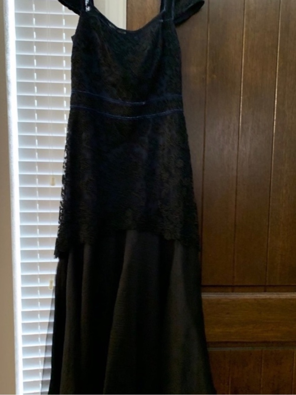 Tadashi Shoji Maxi Evening Dress
Black and Navy dress with flowy sheer bottom.